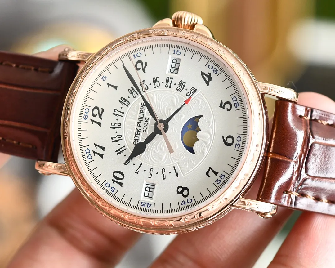 【Top Replica】💰5300! Patek Philippe's classic super complex multi-function 5159 perpetual calendar series watch is elegant! 1⃣️[Wonderful details and advantages] The size of this watch is 38mm. The reasonable size and lug design make it suitable for the public to wear. Whether you have a big wrist or a small wrist, there is no pressure to wear it. Half of it is exposed outside the cuffs when you move. For successful people and business wear, this watch will definitely give you face and confidence. Heart, the feeling of getting started is the comfortable wearing feeling and the weight of a small gold watch. You can all realize that owning it is the real winner in life. This watch is worth [applause][strong][strong][strong][666] 1. Case polishing: In order to pursue the effect of genuine warm and jade-like, PPF watchmakers polish it carefully and work slowly to produce fine work. 2. The connection mechanism between the stamped cover and the shell has a crisp feel that is comparable to the genuine product, and the stamped back cover improves the waterproof performance. 3. The scales and hands are treated with the latest precious metal plating process, and the effect is even better. 4. "Pot lid type" slightly convex sapphire watch mirror, the shape is consistent with the original product, the effect is transparent, and the time can be clearly distinguished. 5. The precious metal stamp is three-dimensional and standard, clear and vivid! 2⃣️【Leading the era of all-in-one computers】Using a customized version of Cal.324 all-in-one computer - thinner, more stable, and more like. The most important thing is that the degree of simulation has skyrocketed. 3⃣️【Strap】Classic Italian calfskin strap with clear texture and good texture. Paired with the top Patek Philippe lantern clasp on the market, it is universal and original without any pressure. Let it have more design elements of formal Patek Philippe [strong][666][666][666]! PPF. Factory is elegant and enduring, timeless classic, low-key and perfect, a gentleman in the watch! Welcome for your tasting! Each watch is delivered with a dedicated adjustment needle, in order to make the majority of watch lovers trust that this high-end product is worth owning🔥